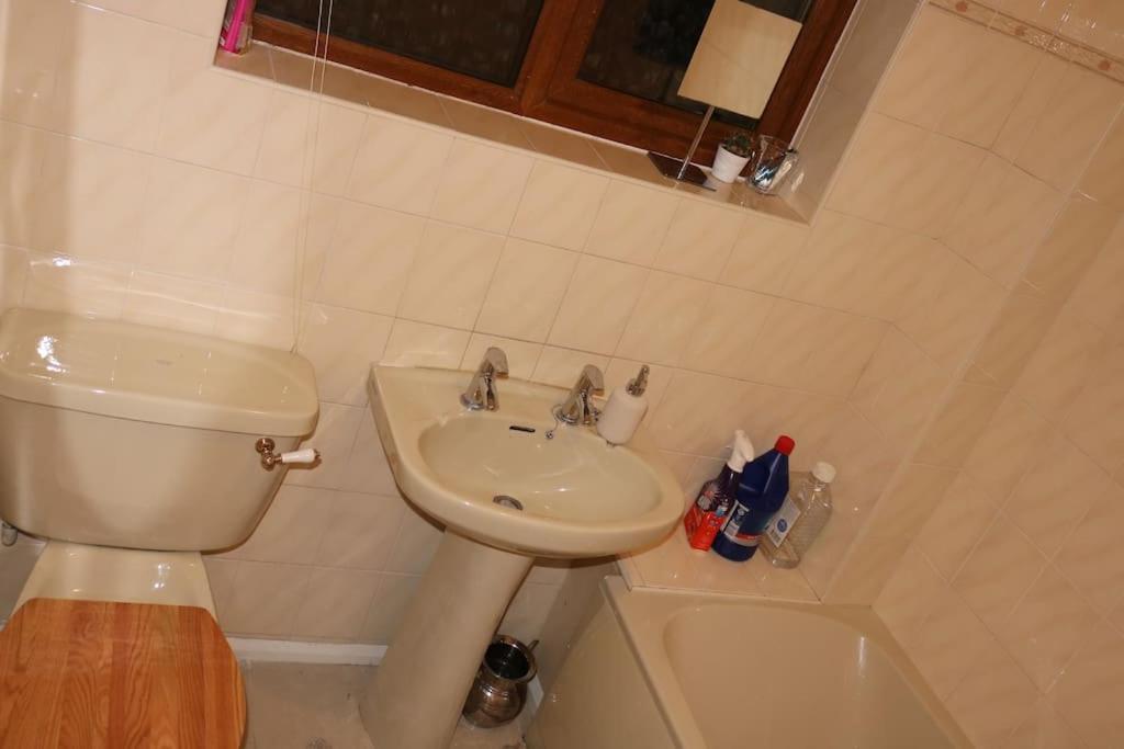 Entire -4 Bedrooms Detached House With Driveway 诺丁汉 外观 照片